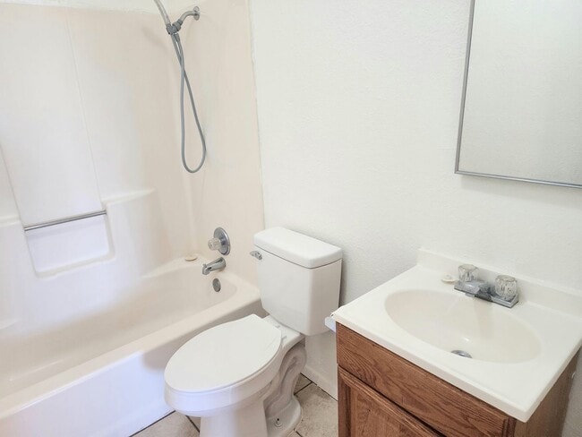 Building Photo - 905/907 N Ave K - duplex