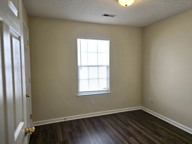 Building Photo - 3 Bedroom Ranch in Great Acres 251024