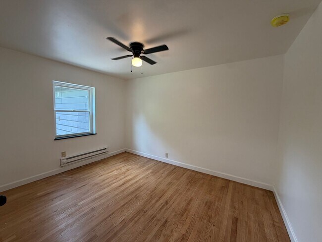 Building Photo - 419 Elm St