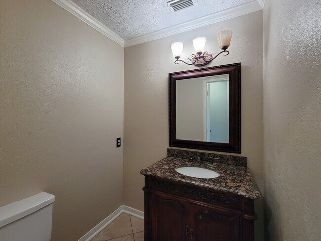 Building Photo - 17207 Meadow Heights Dr