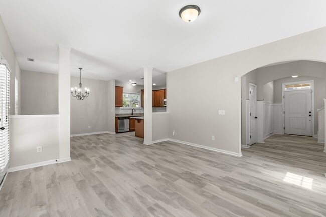 Building Photo - 240 E Quailwood Dr