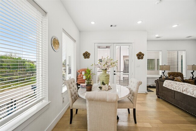 Building Photo - 2502 Tuam St