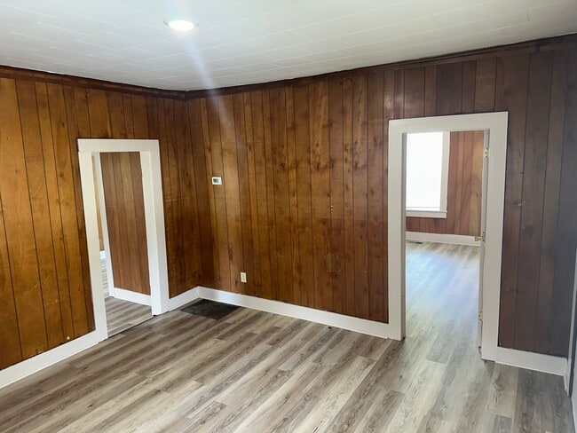 Building Photo - Available 8/1! Spacious 2 Bedroom, 1 Bathroom Home with Bonus Room & Huge Backyard