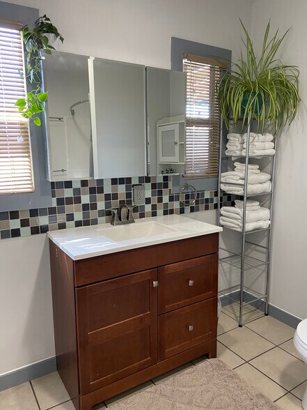 Building Photo - 1043 Sanborn Ave