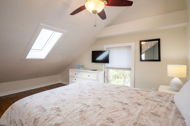 Building Photo - TIME TO SECURE YOUR BOATER'S PARADISE FOR THE FALL OF '25-SPRING OF '26