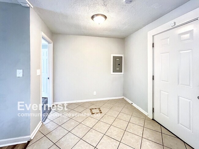 Building Photo - 3-Bedroom Home with Easy Access to Parks a...