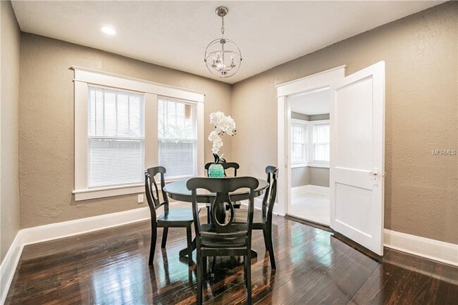 Building Photo - "Charming 3-Bed, 2-Bath Gem in Tampa's Heart - 1244 Sq Ft of Comfort Awaits!"