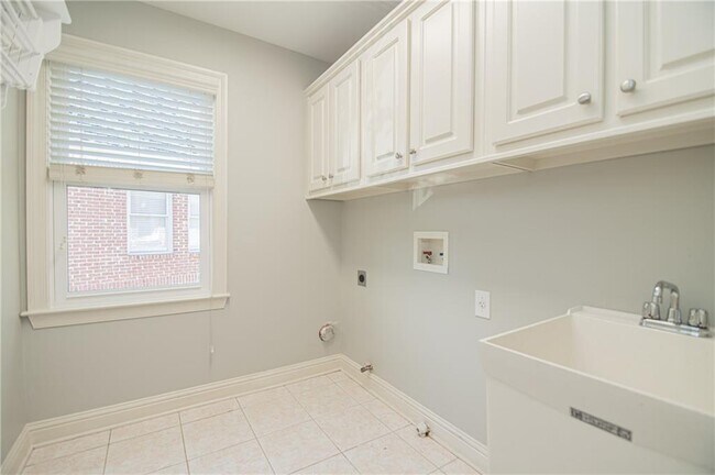 Building Photo - 4012 Erin Dr