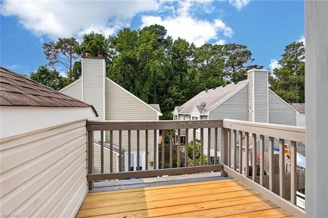 Building Photo - 4823 Lake Dr