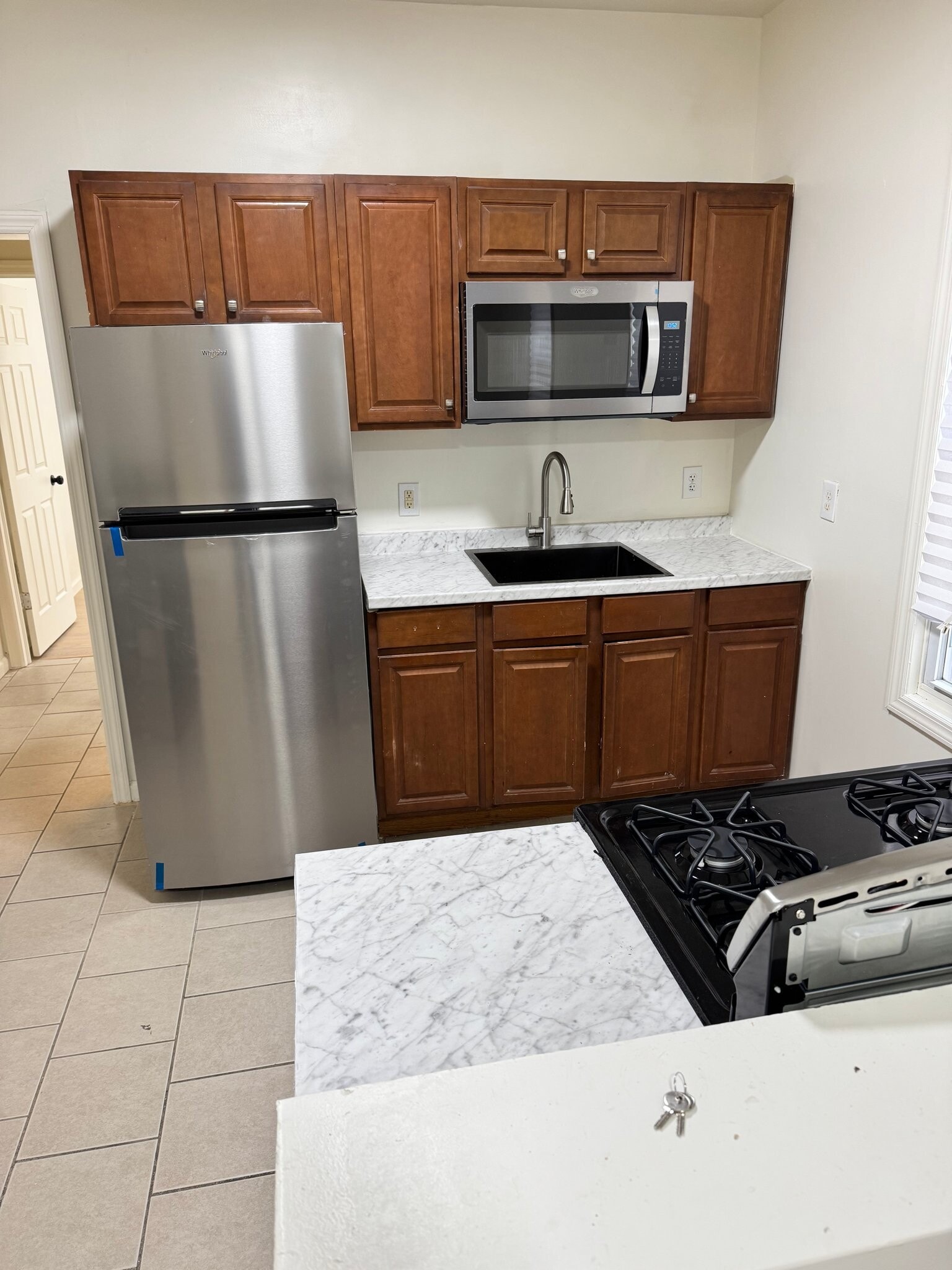 Building Photo - 587 Grove St