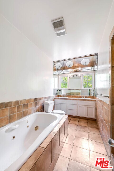 Building Photo - 2441 Glendower Ave