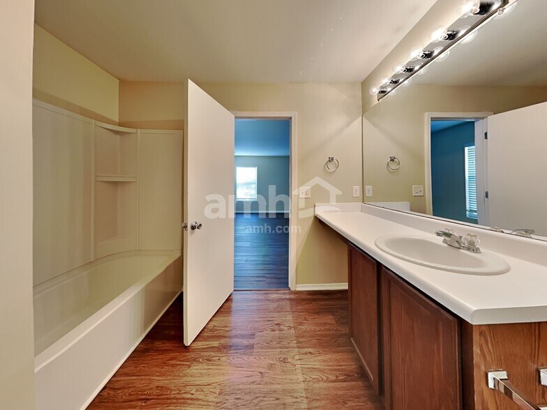 Building Photo - 503 Ravenstone Ln