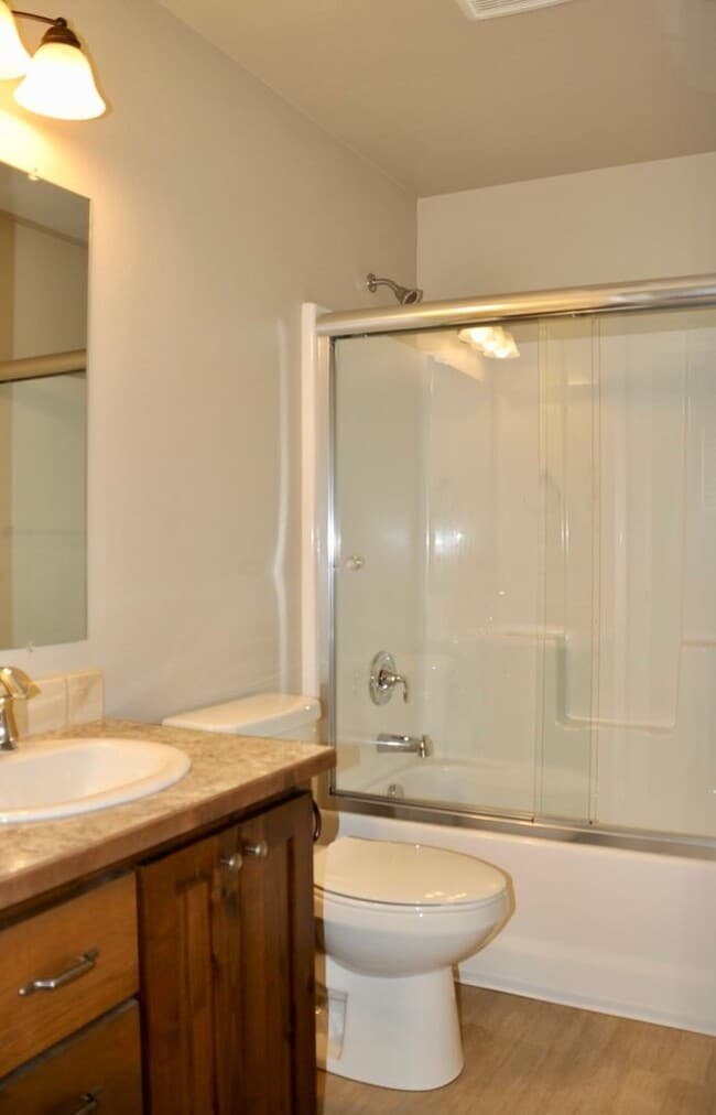 Building Photo - 3 bed 2.5 bath Townhouse