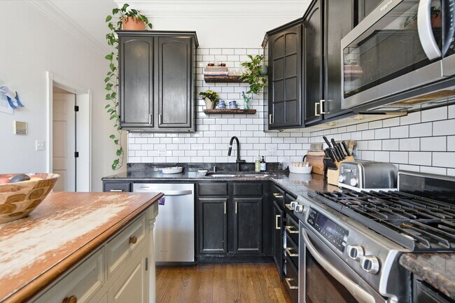 Building Photo - 3742 N Janssen Ave