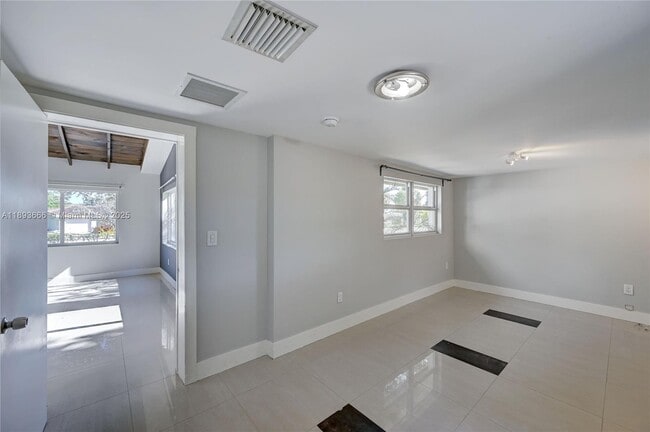 Building Photo - 4617 N Andrews Ave