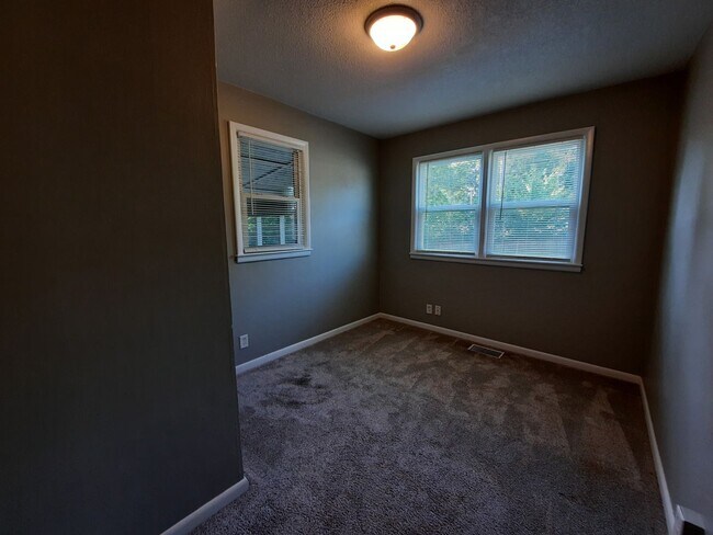 Building Photo - 3 Bedroom Home with a Fenced Yard and BEAU...