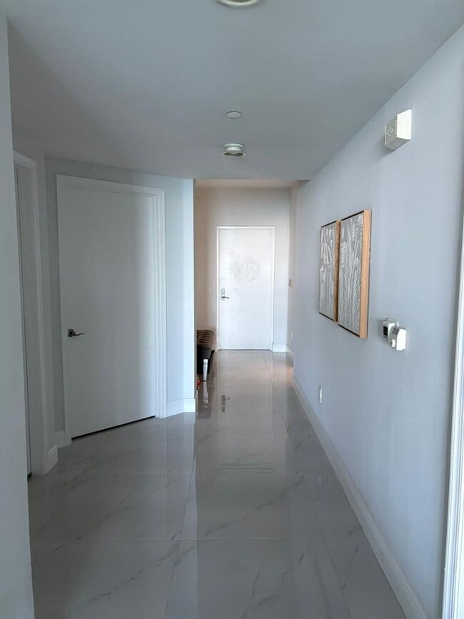 Building Photo - 2650 Lake Shore Dr