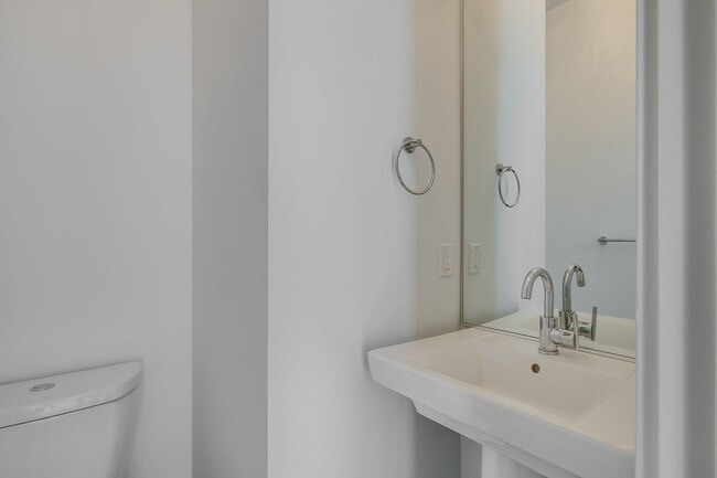 Building Photo - Beautiful 3 bedroom townhome in Leschi!