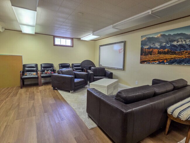 Building Photo - Overland Office
