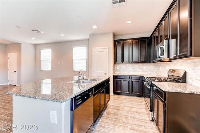 Building Photo - Beautiful 3 Bedroom Home For Rent
