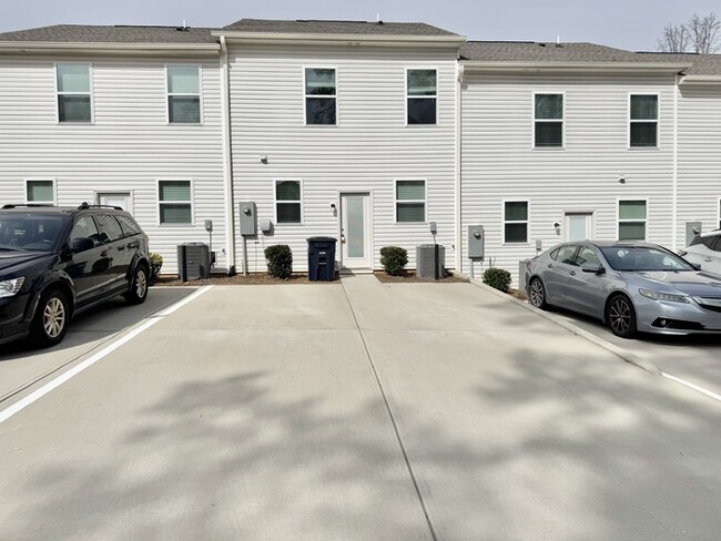 Building Photo - 3 br townhome in quiet community with cove...