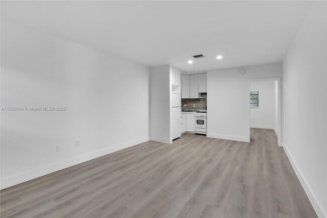 Building Photo - 2539 S Bayshore Dr
