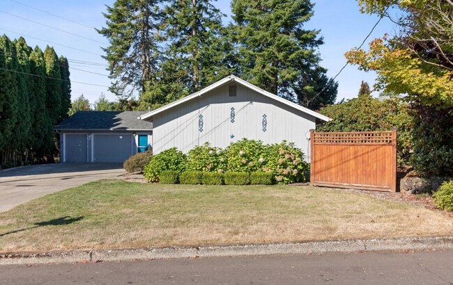 Building Photo - 2 bed 1 bath Duplex unit in Milwaukie Hect...