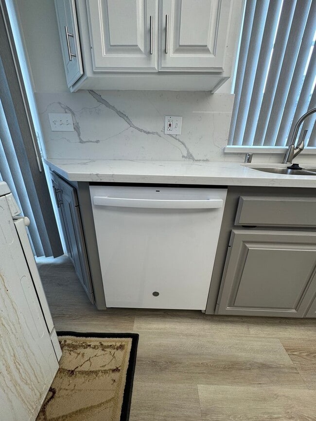 Building Photo - 5 Bedroom, 3.5 Bath, Beautiful 1,856 SQ FT...