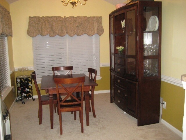 Building Photo - IMMACULATE END UNIT T.HOUSE STYLE CONDO