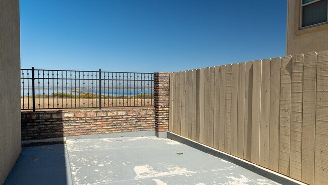 Building Photo - Huge Bay Front 3 Bed 2.5 Bath