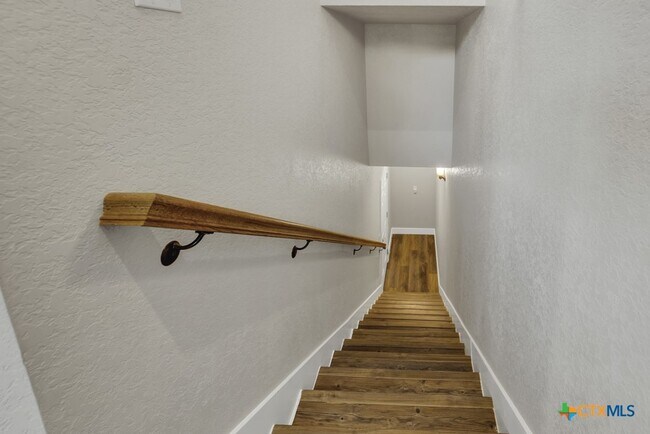 Primary Photo - 1216 Canyon Lake Dr