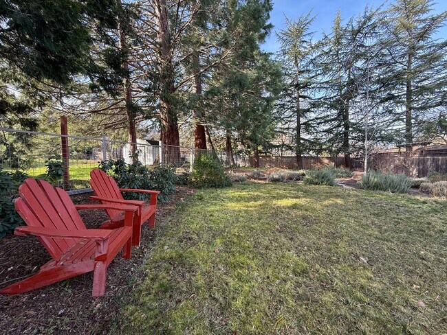 Building Photo - One bedroom/One Bath Apartment with outdoor space on quiet flag lot!  Available Now