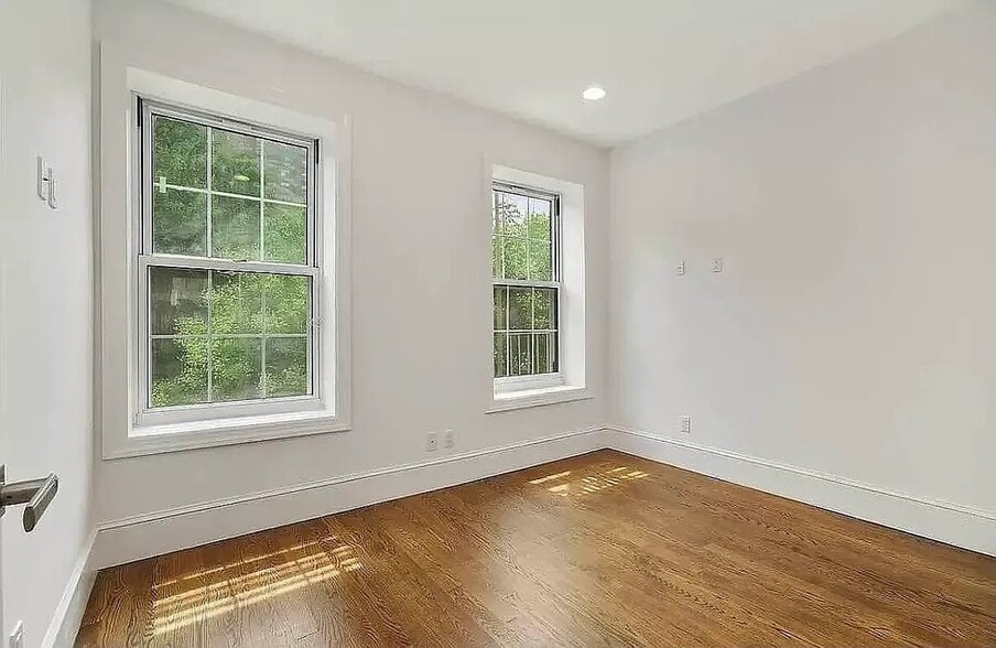 Building Photo - 407 E 6th St