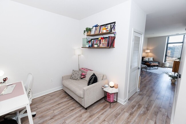 Building Photo - Spacious PENTHOUSE unit has it all! Light filled 1BR/1BA + DEN condo
