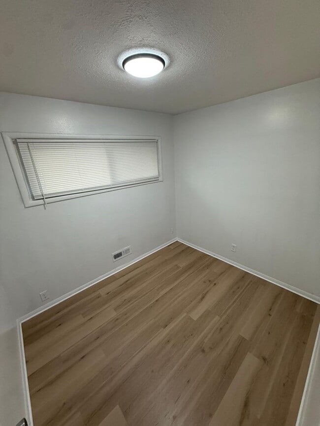 Building Photo - 4 bed 1 Bath