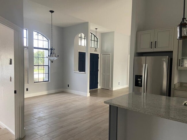 Building Photo - 1826 Shadyhill Ter