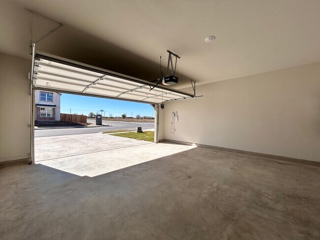 Building Photo - Spacious Modern 4/BR 3/BA Home with Stunning Features!