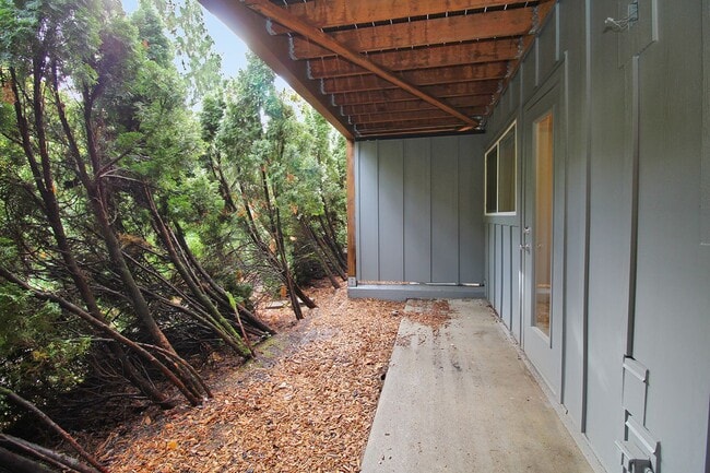 Building Photo - 4 Touchstone Dr