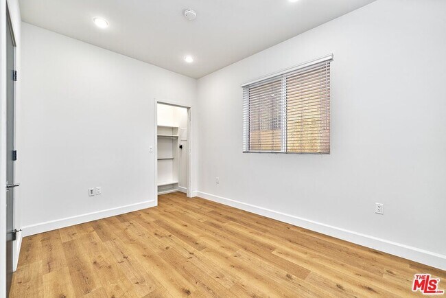 Building Photo - 14550 Burbank Blvd