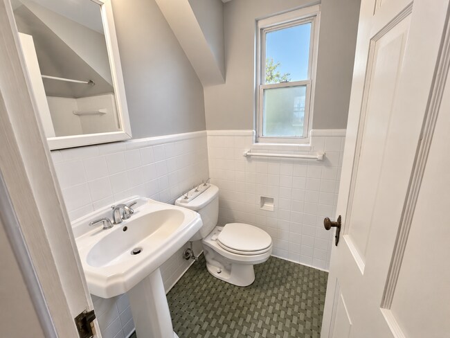 Building Photo - 590 Audubon Ave
