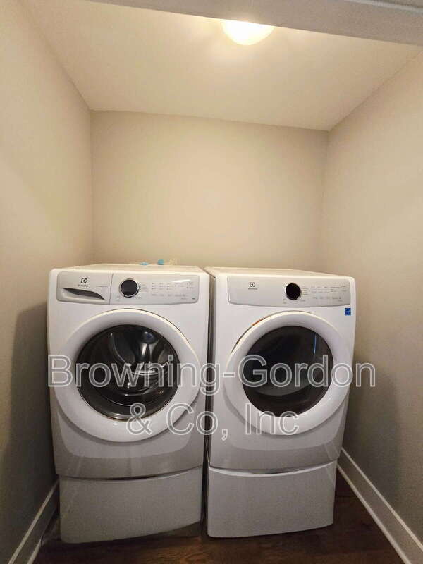 Building Photo - 668 A James Avenue