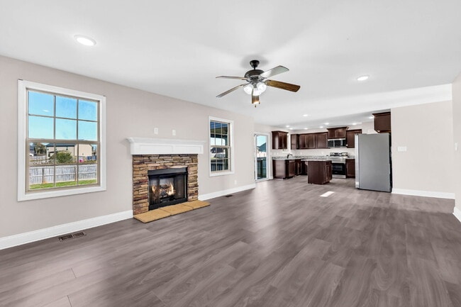 Building Photo - Close to Post and Move in Ready!