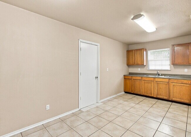 Building Photo - Updated 2 Bedroom Home with Bonus Room and Covered Patio