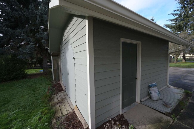 Building Photo - Single level, 3+ bed 3 bath, 2,932 sf home on 1.23 acres in Sequim