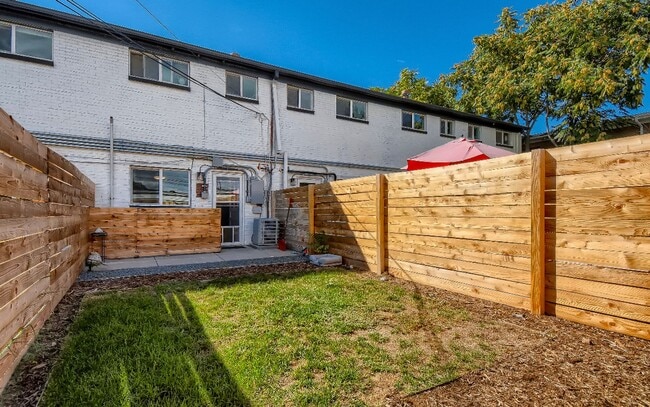Building Photo - Modernistic Sunnyside Townhome Available M...