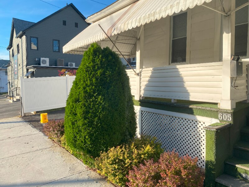 Building Photo - 605 Larch St