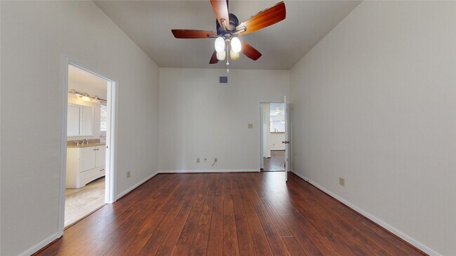 Building Photo - 806 N Willow Dr