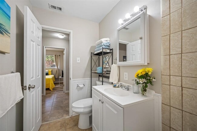 Building Photo - 4704 W Wyoming Ave