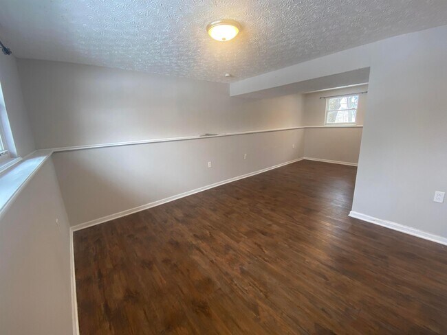 Building Photo - 5970 Almina Dr
