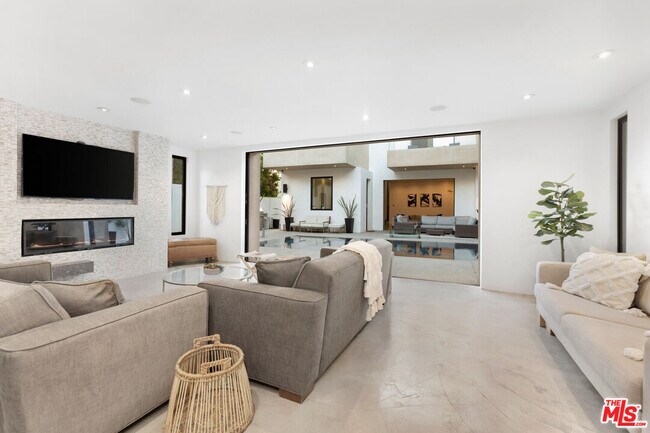 Building Photo - 454 N Sweetzer Ave